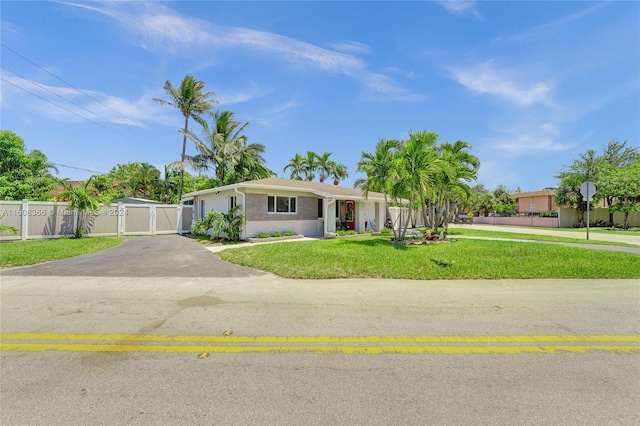 single story home featuring a front lawn