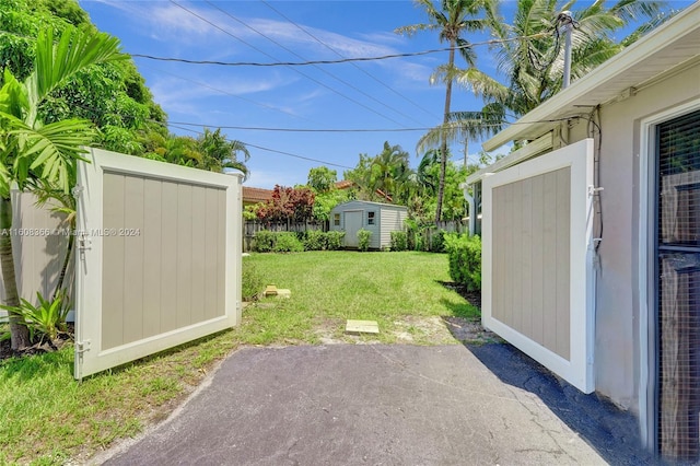 view of yard featuring a storage shed