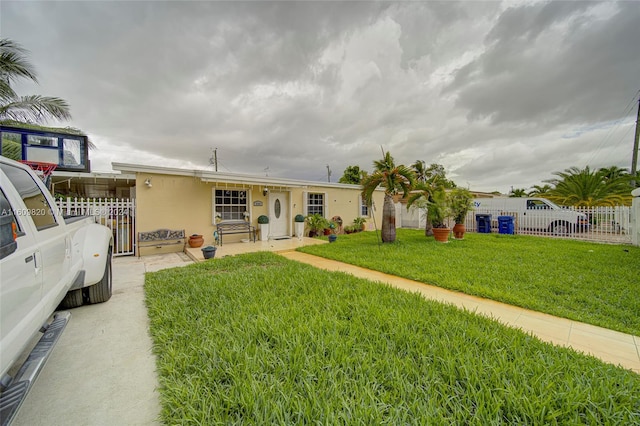 view of front of property featuring a front yard