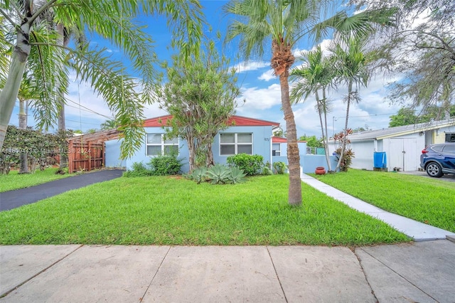 view of front of property with a front yard