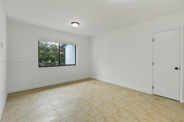 empty room featuring light tile patterned flooring