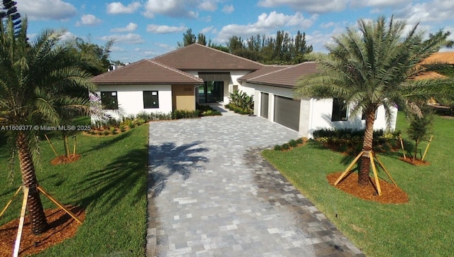 view of front facade featuring a garage and a front yard