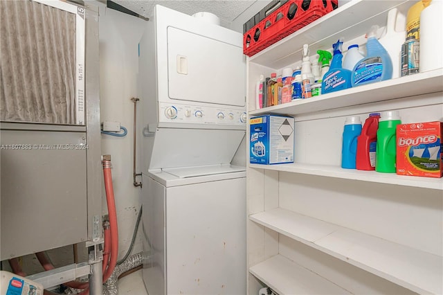 800 NE 195th St Unit 619, Miami, FL 33179 - laundry room with stacked washer and clothes dryer
