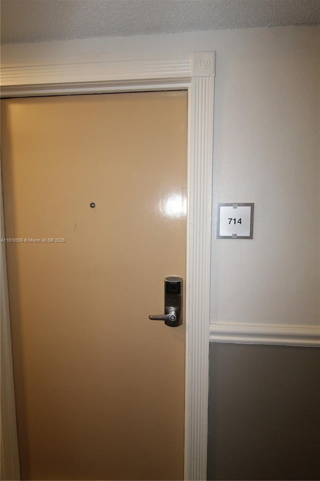 room details featuring a textured ceiling