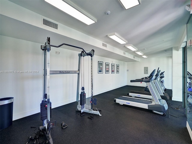 exercise room with visible vents and baseboards