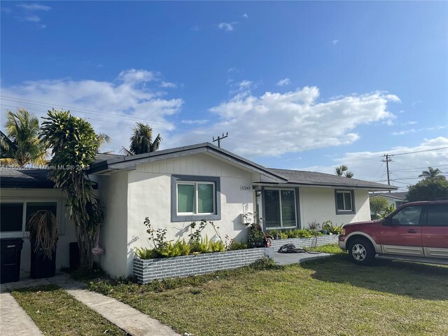 single story home featuring a front yard