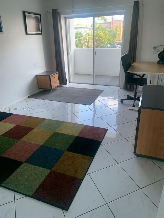 entryway featuring a healthy amount of sunlight and light tile patterned floors