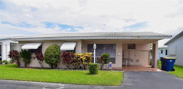 view of front facade featuring a front lawn