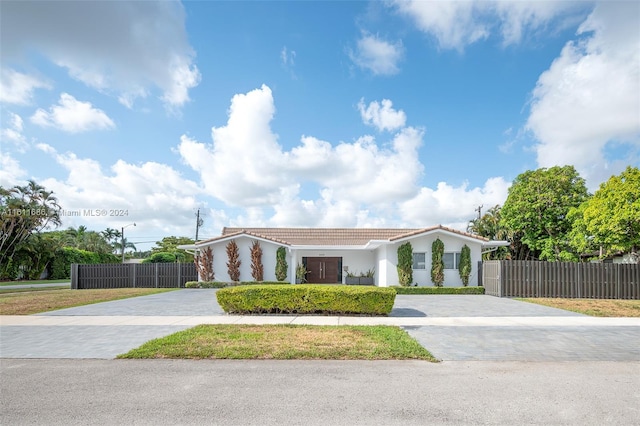 Listing photo 3 for 2120 NE 204th St, Miami FL 33179