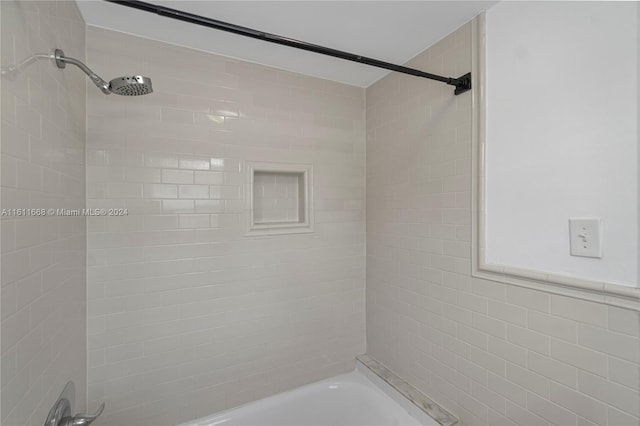 bathroom featuring tiled shower / bath