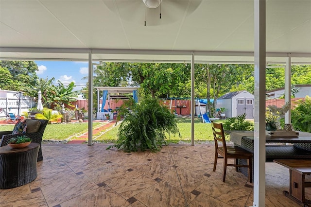 sunroom with ceiling fan