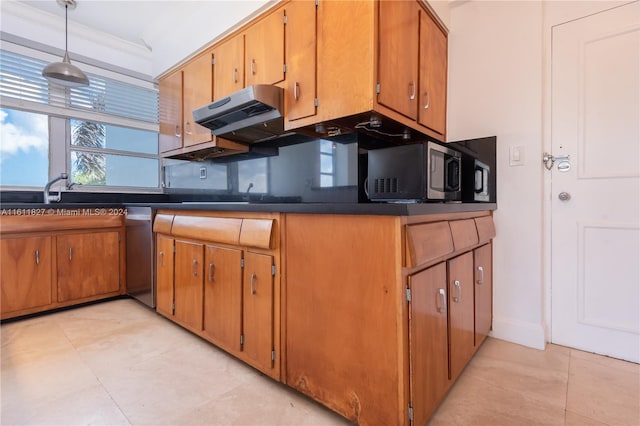 kitchen with stainless steel appliances, hanging light fixtures, sink, and ornamental molding