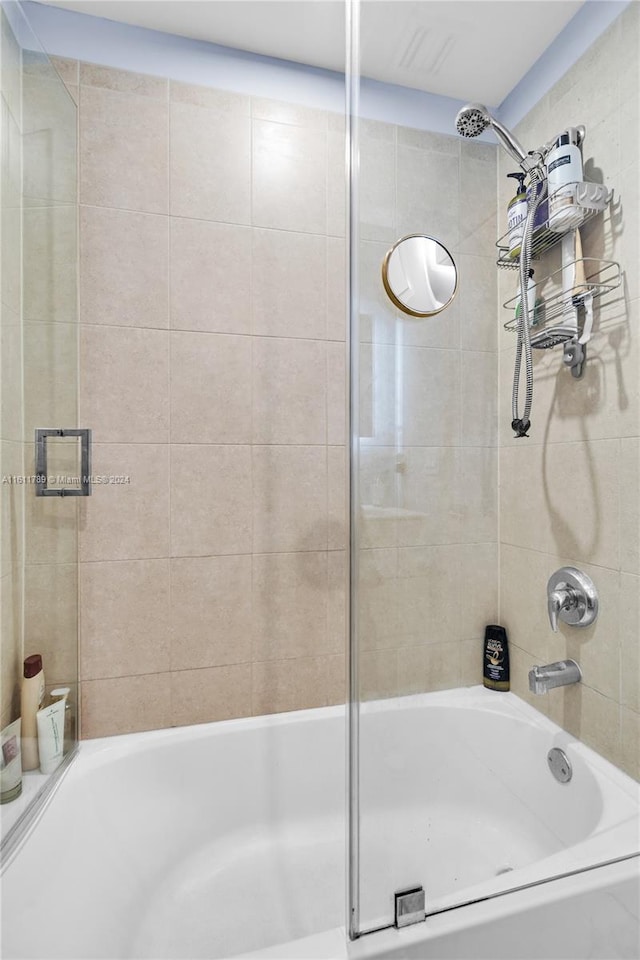 bathroom with enclosed tub / shower combo