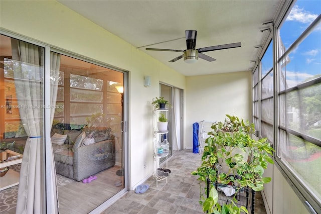 sunroom with ceiling fan