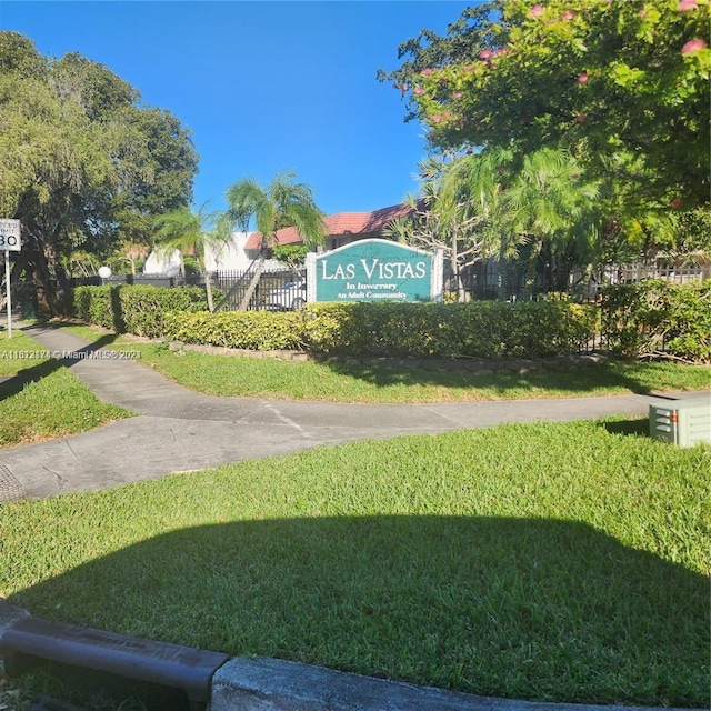 community / neighborhood sign featuring a yard