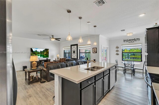 kitchen featuring ceiling fan, sink, light hardwood / wood-style flooring, and a kitchen island with sink