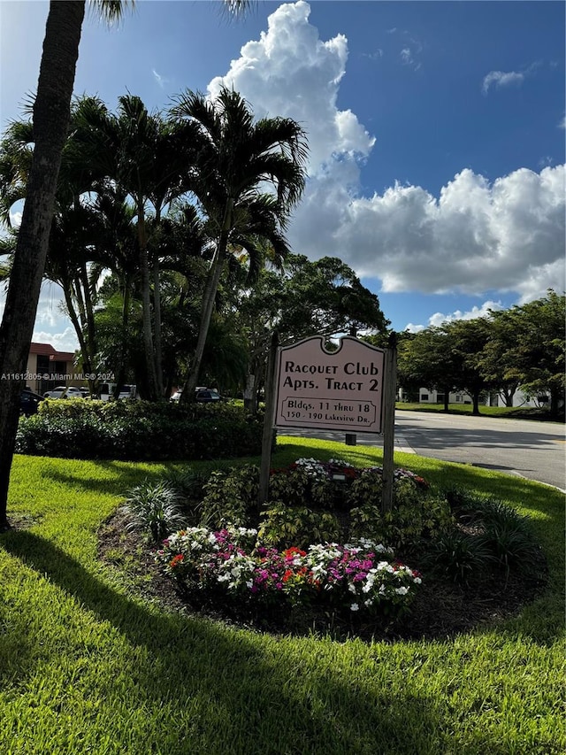 community sign featuring a yard