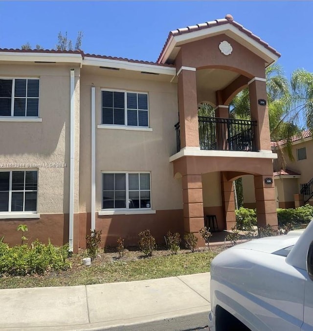 view of front of property with a balcony