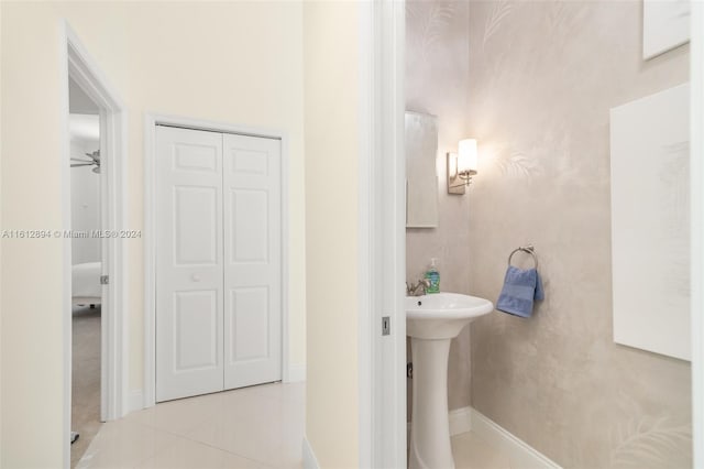 bathroom featuring tile floors, sink, and ceiling fan