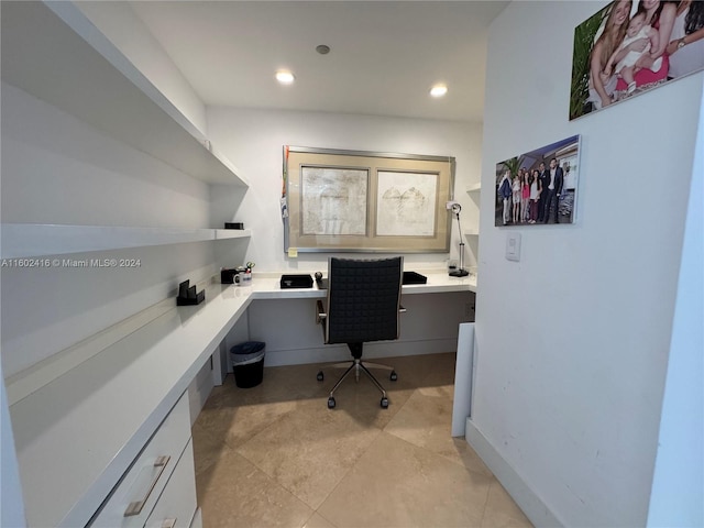 office area with light tile patterned floors, recessed lighting, and built in study area
