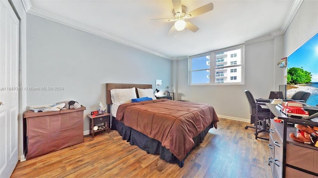 bedroom with ornamental molding, hardwood / wood-style floors, and ceiling fan