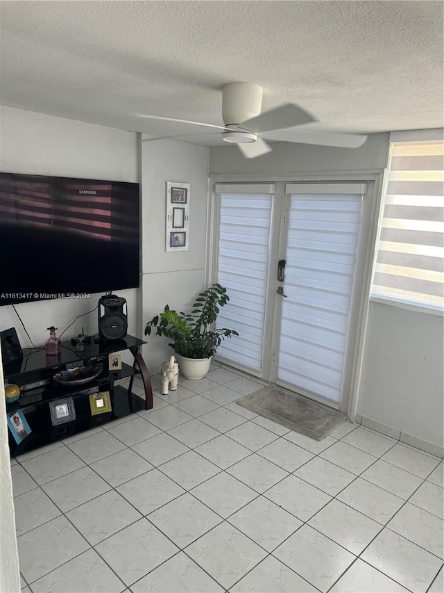 entryway featuring ceiling fan and a textured ceiling