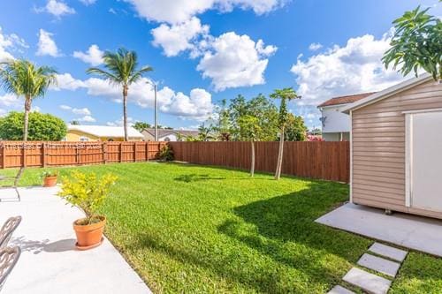 view of yard featuring a shed