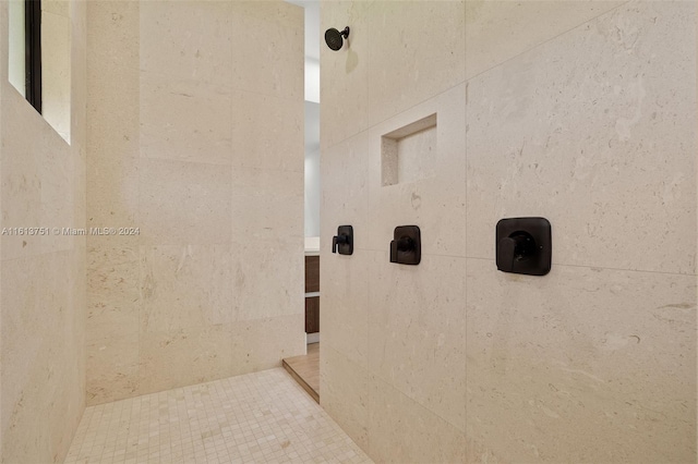 bathroom featuring tiled shower