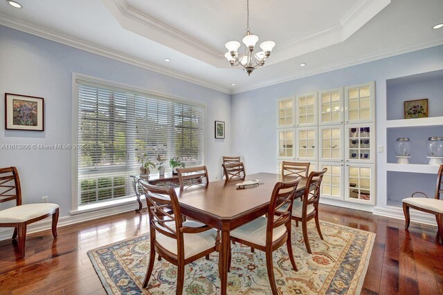 living room featuring crown molding, light hardwood / wood-style flooring, and plenty of natural light