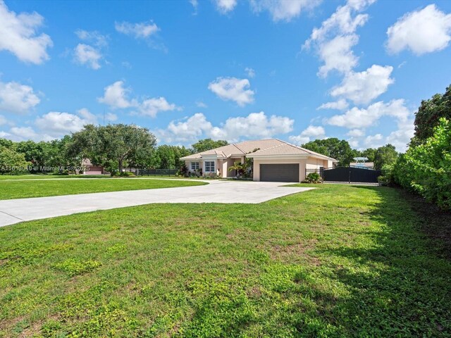 view of front of home featuring a front yard