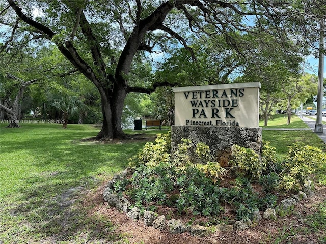 community / neighborhood sign featuring a yard