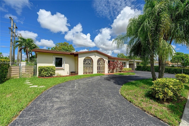 view of front facade with a front yard