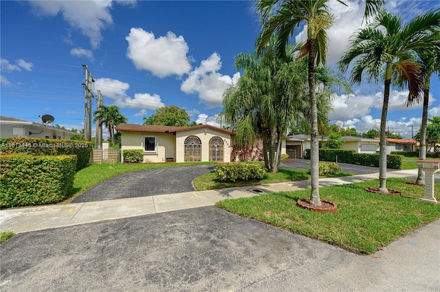 single story home featuring a front yard