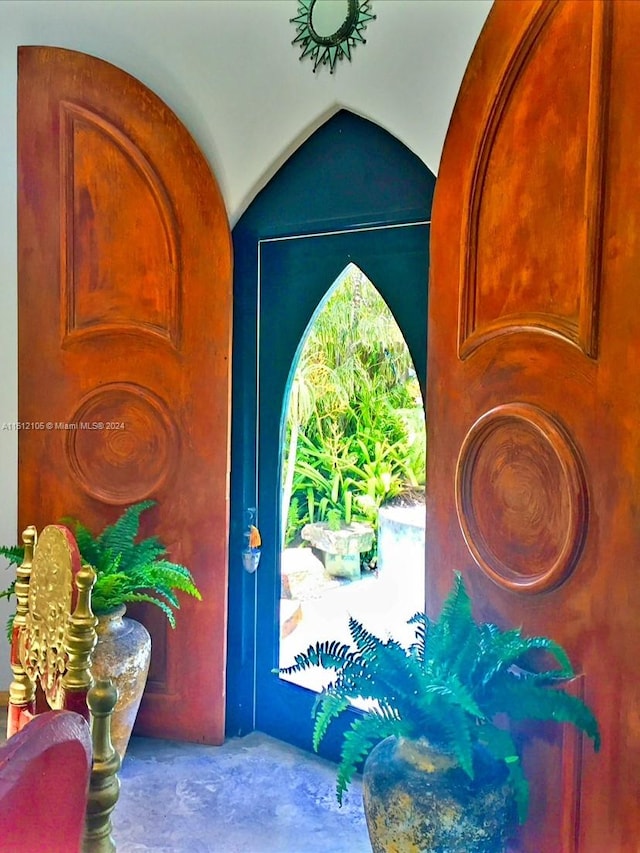 foyer entrance featuring vaulted ceiling