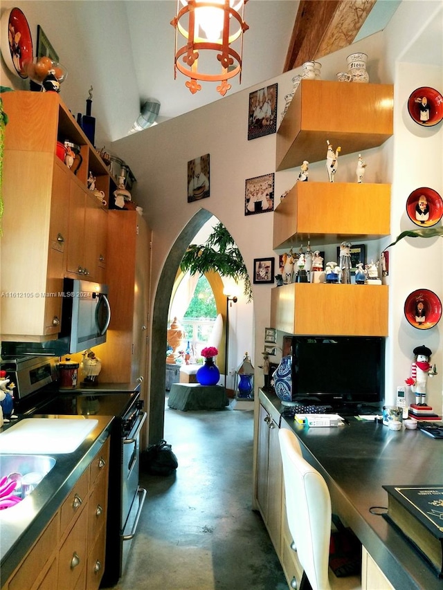 kitchen with stainless steel appliances, sink, and vaulted ceiling