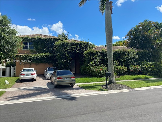 view of front of home featuring a front yard