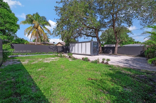 view of yard featuring a storage unit