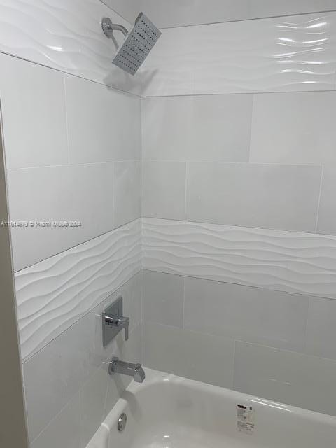 bathroom featuring tiled shower / bath combo