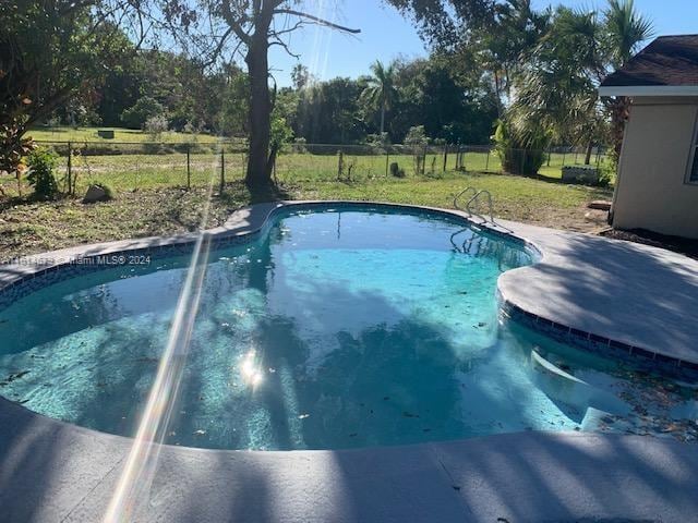 view of swimming pool