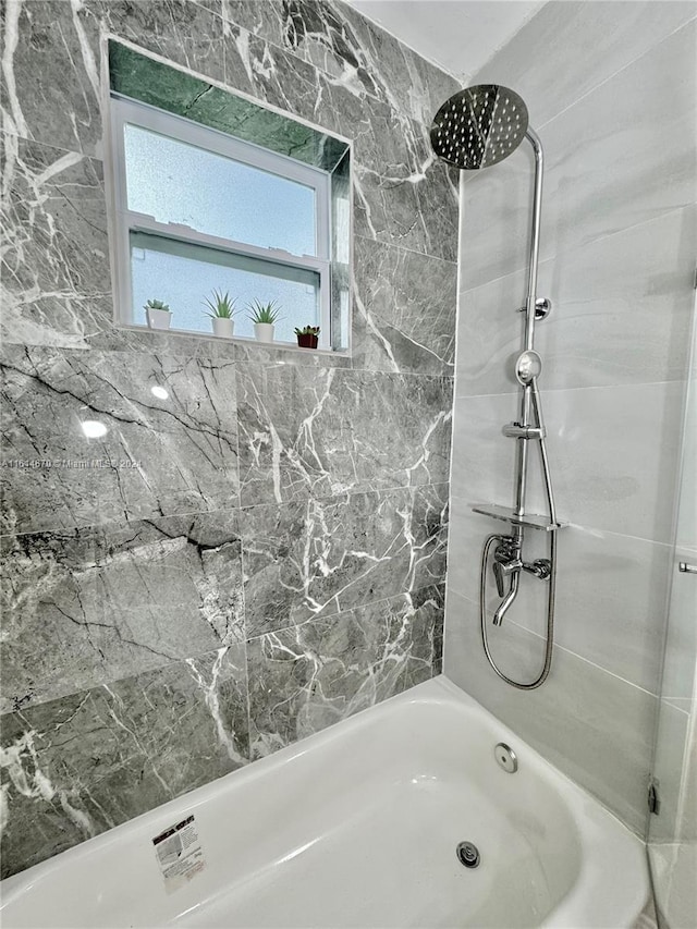 bathroom featuring tiled shower / bath combo