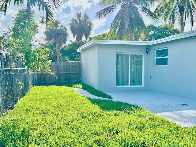 view of yard featuring a patio area