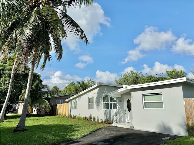 ranch-style home with a front yard