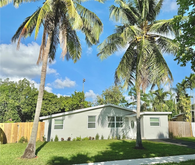 view of front of house featuring a front lawn