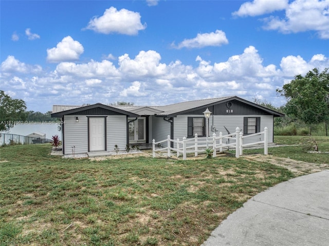 single story home with a front yard