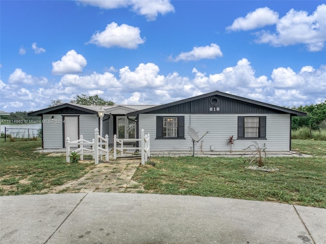 view of front of home featuring a front lawn