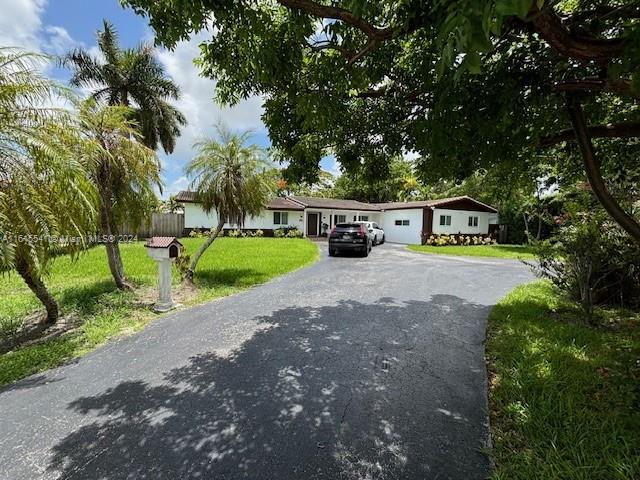 ranch-style house featuring a front lawn