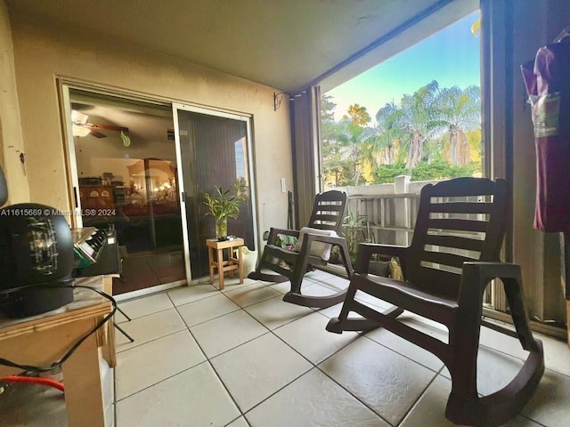 sunroom with ceiling fan