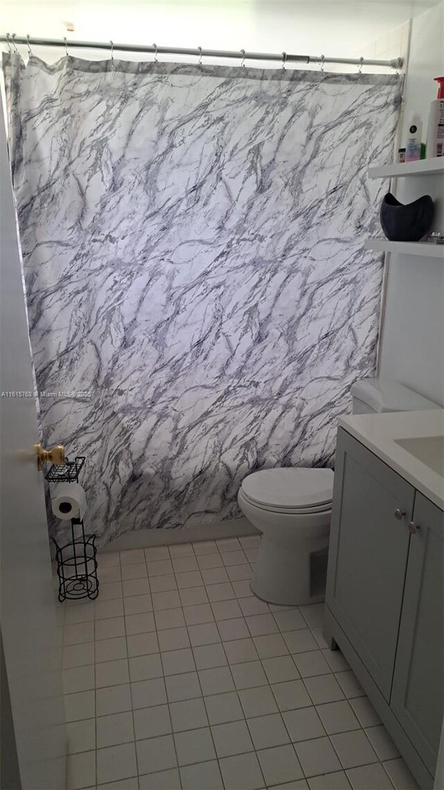 full bathroom with shower / tub combo, vanity, and toilet