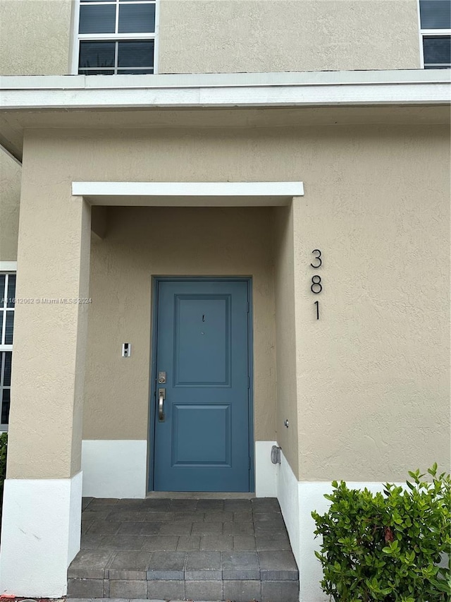 view of exterior entry with stucco siding