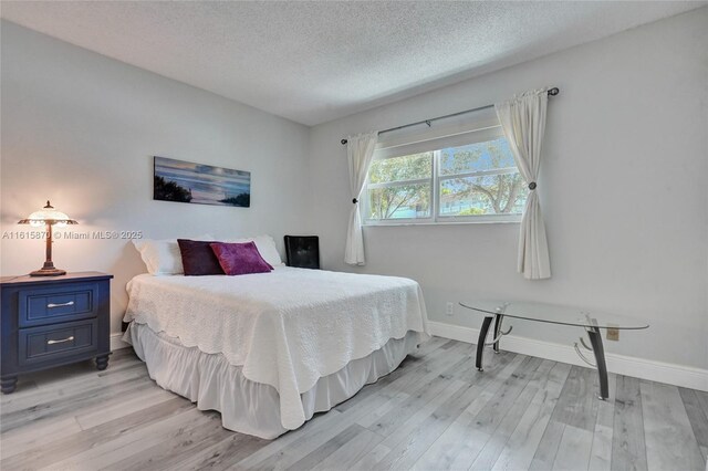 sunroom featuring ceiling fan